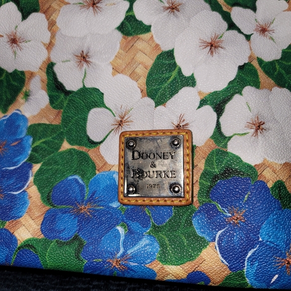 Dooney and Bourke large flower tote. - Picture 2 of 7